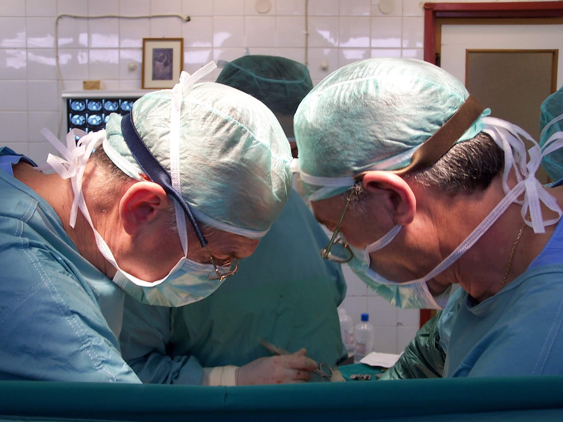 Κυτταρομειωτική χειρουργική στο νοσοκομείο Διδυμοτείχου (2005). Διακρίνονται εξ αριστερών προς τα δεξιά: Paul Sugarbaker, Απόστολος Τέντες